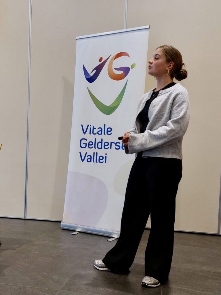 Fleur de Kinderen presenteerde de eerste resultaten van haar onderzoek naar Veerkracht in Opvoeden binnen de coalitie Kansrijk Opgroeien.